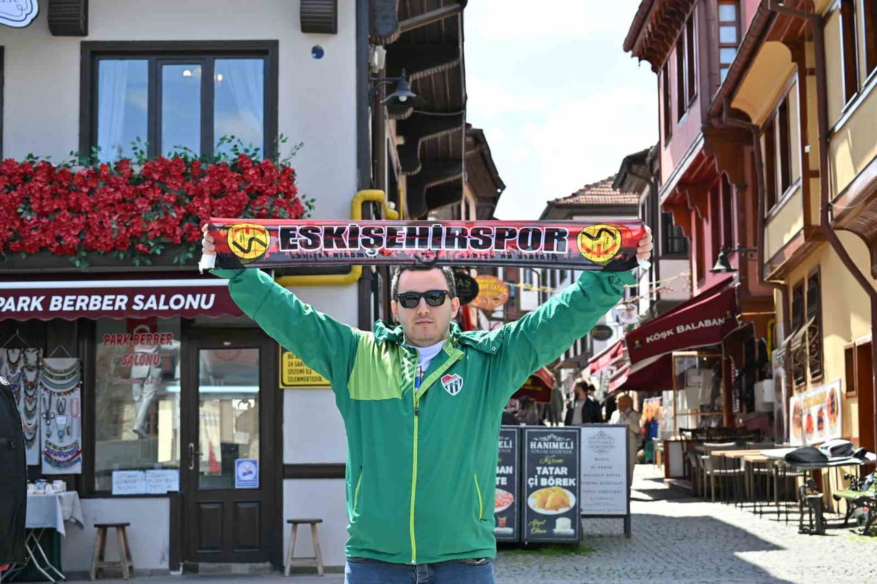 ESKİŞEHİR'E ANKARA DEMİRSPOR İLE OYNACAĞI MAÇ İÇİN GELEN BURSASPOR TARAFTARI KENTİN TURİSTİK...