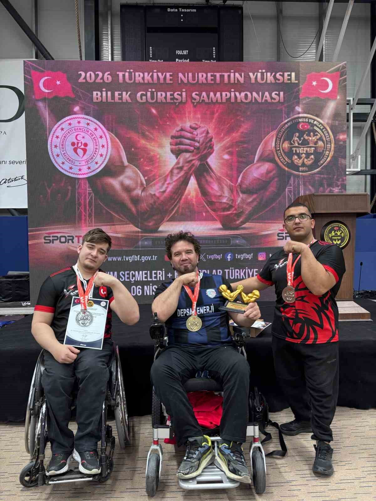 ESKİŞEHİR'İ TEMSİLEN KATILDIKLARI MÜSABAKALARDA DERECE ALAN ANTRENÖR MURAT CIRIK VE 2 SPORCUSU...