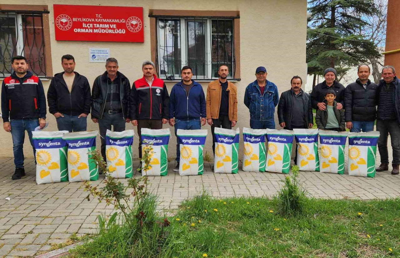 ESKİŞEHİR'İN BEYLİKOVA İLÇESİ'NDE ÇİFTÇİLERE YÜZDE 50 HİBELİ TOHUM DAĞITIMI YAPILDI.
