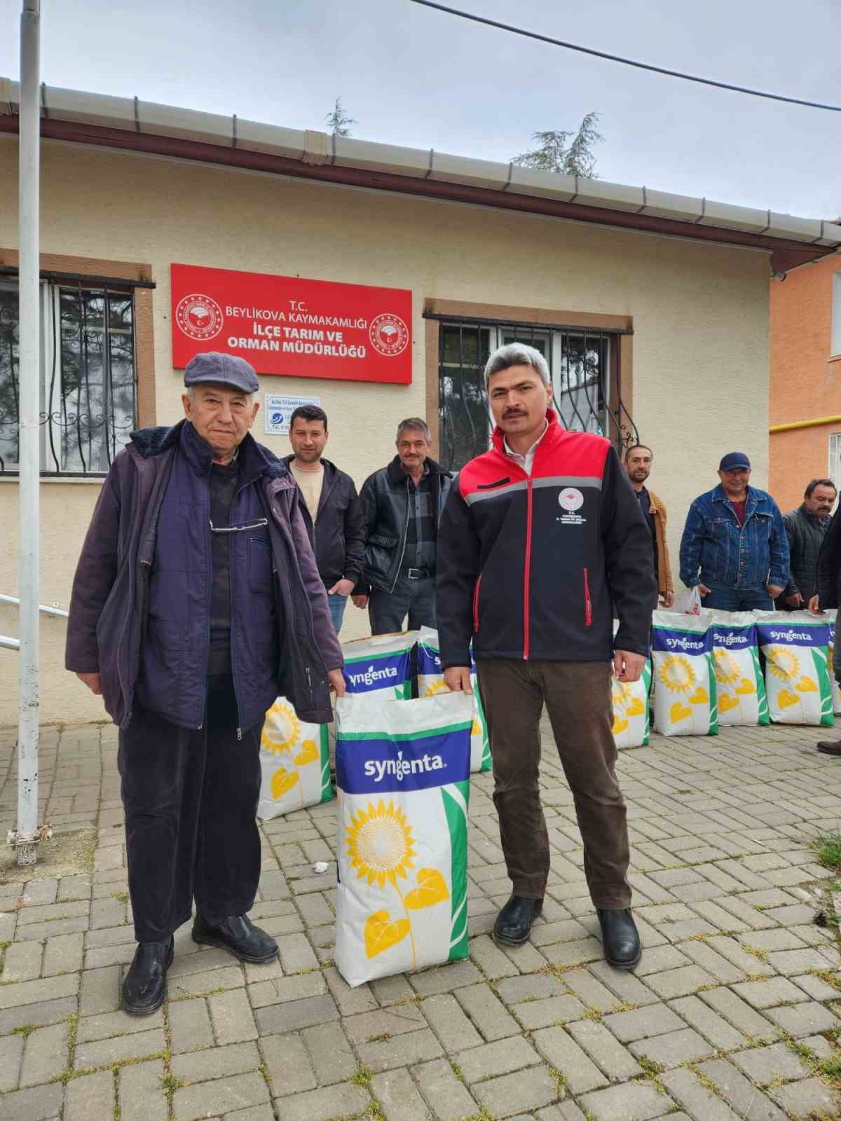 ESKİŞEHİR'İN BEYLİKOVA İLÇESİ'NDE ÇİFTÇİLERE YÜZDE 50 HİBELİ TOHUM DAĞITIMI YAPILDI.