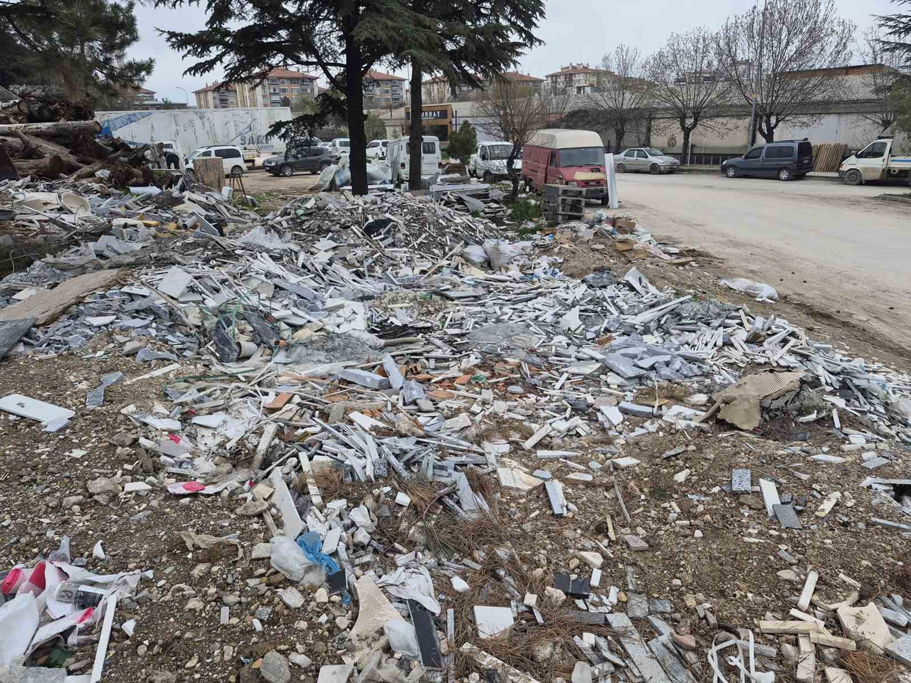 ESKİŞEHİR'İN SANAYİ BÖLGELERİNDEN BİRİ OLAN BAKSAN SANAYİ SİTESİ'NDE BİRİKEN ÇÖP, İNŞAAT MOLOZU VE...