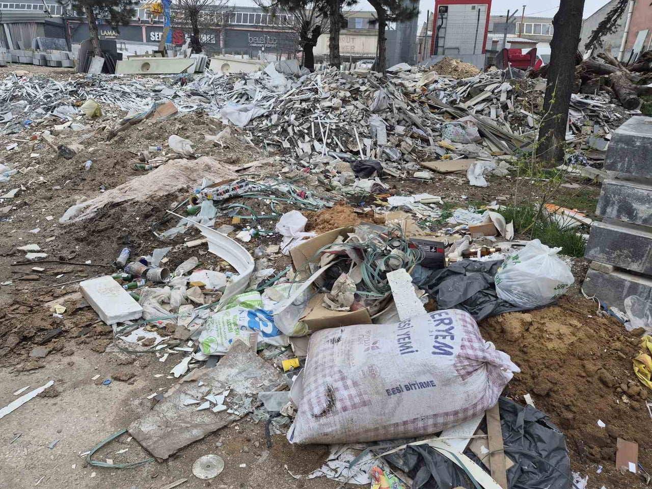 ESKİŞEHİR'İN SANAYİ BÖLGELERİNDEN BİRİ OLAN BAKSAN SANAYİ SİTESİ'NDE BİRİKEN ÇÖP, İNŞAAT MOLOZU VE...