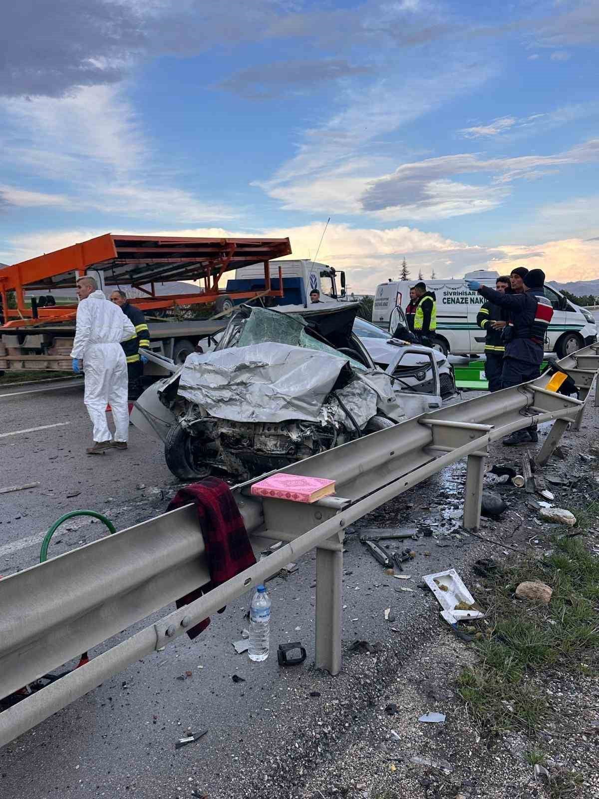 ESKİŞEHİR-ANKARA YOLUNDA KONTROLDEN ÇIKARAK KARŞI ŞERİDE GEÇEN OTOMOBİLE BAŞKA BİR OTOMOBİLE...