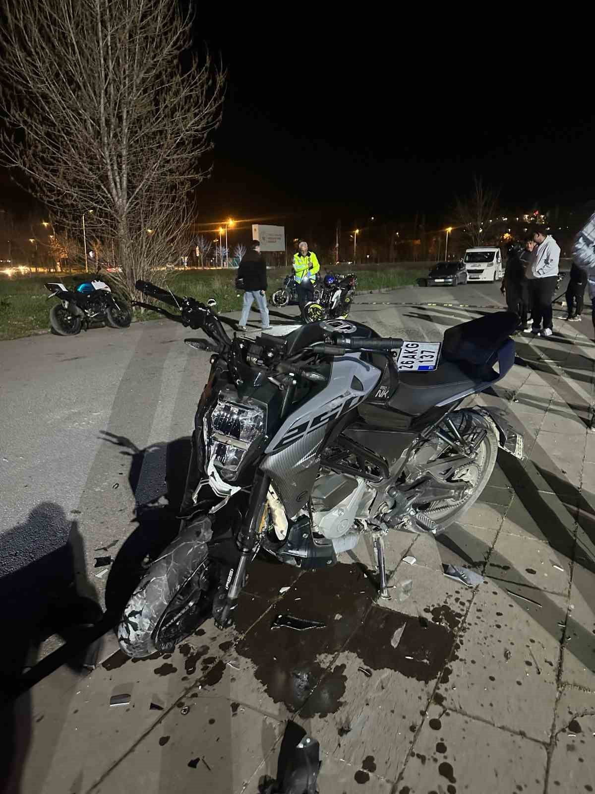 ESKİŞEHİR’DE AKROBATİK HAREKETLER YAPTIĞI İDDİA EDİLEN MOTOSİKLETİN ÇARPIŞMASI SONUCU MEYDANA...