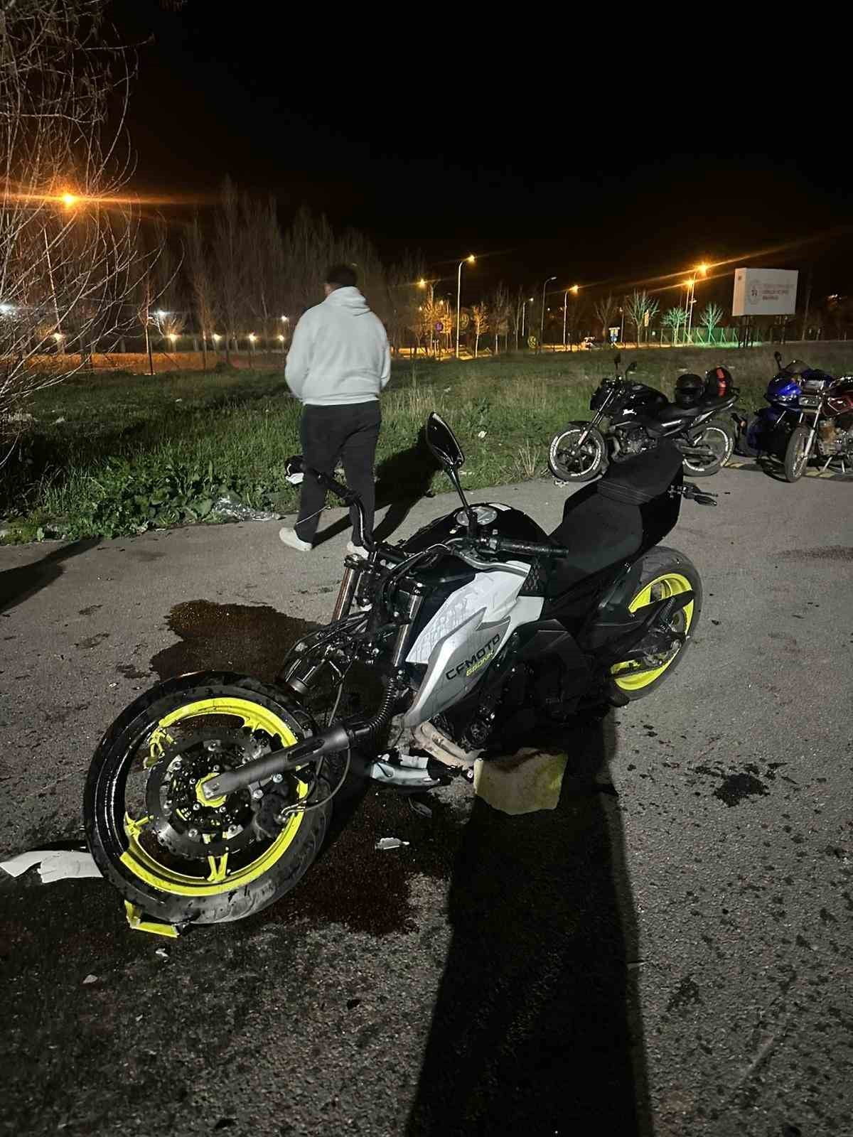 ESKİŞEHİR’DE AKROBATİK HAREKETLER YAPTIĞI İDDİA EDİLEN MOTOSİKLETİN ÇARPIŞMASI SONUCU MEYDANA...