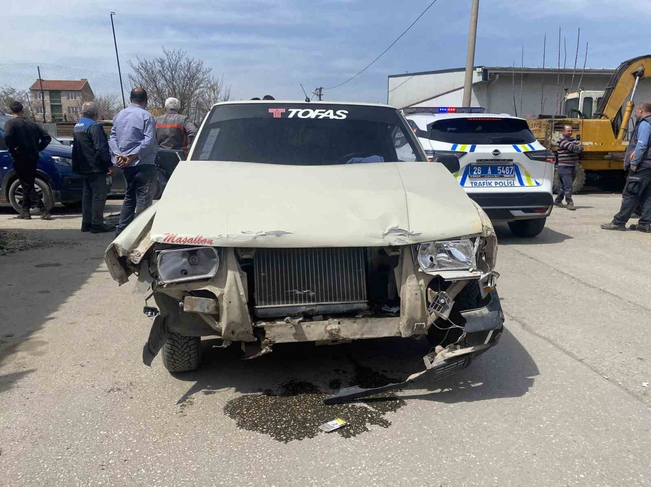 ESKİŞEHİR’DE ARA SOKAK KESİŞİMİNDE ÇARPIŞAN 2 ARAÇTAN BİRİNİN SAVRULMASIYLA, BİRİ PARK HALİNDE...