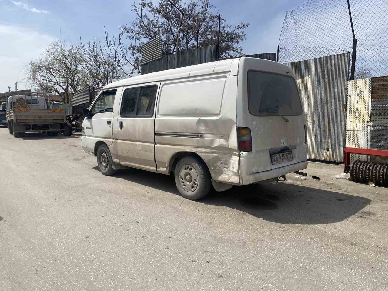 ESKİŞEHİR’DE ARA SOKAK KESİŞİMİNDE ÇARPIŞAN 2 ARAÇTAN BİRİNİN SAVRULMASIYLA, BİRİ PARK HALİNDE...