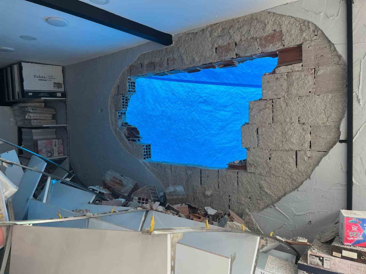 ESKİŞEHİR’DE BİNA YIKIMI SIRASINDA BİTİŞİKTEKİ DÜKKANIN DUVARI DELİNDİ; YIKIM EKİBİNİN BULDUĞU...