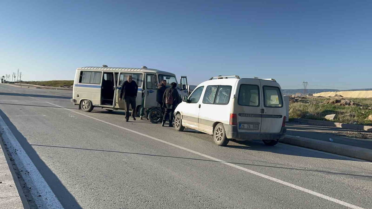 ESKİŞEHİR’DE BİR KAMYONETE ÇARPTIKTAN SONRA TERS YÖNE GİREN VE BAŞKA BİR ARACA VURAN MİNİBÜSÜN...