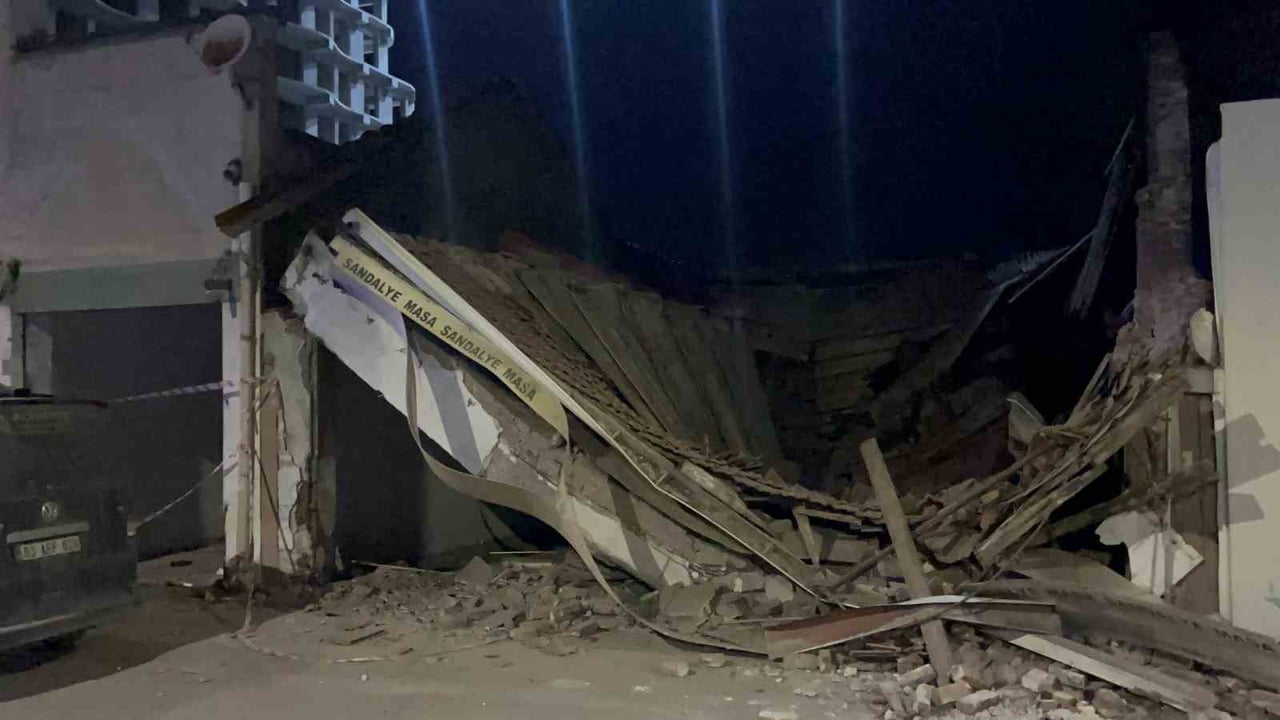 ESKİŞEHİR’DE BÜYÜK BİR GÜRÜLTÜYLE YIKILAN METRUK İŞ YERİNİN BOŞ OLUŞU VE O SIRADA CADDEDEN...