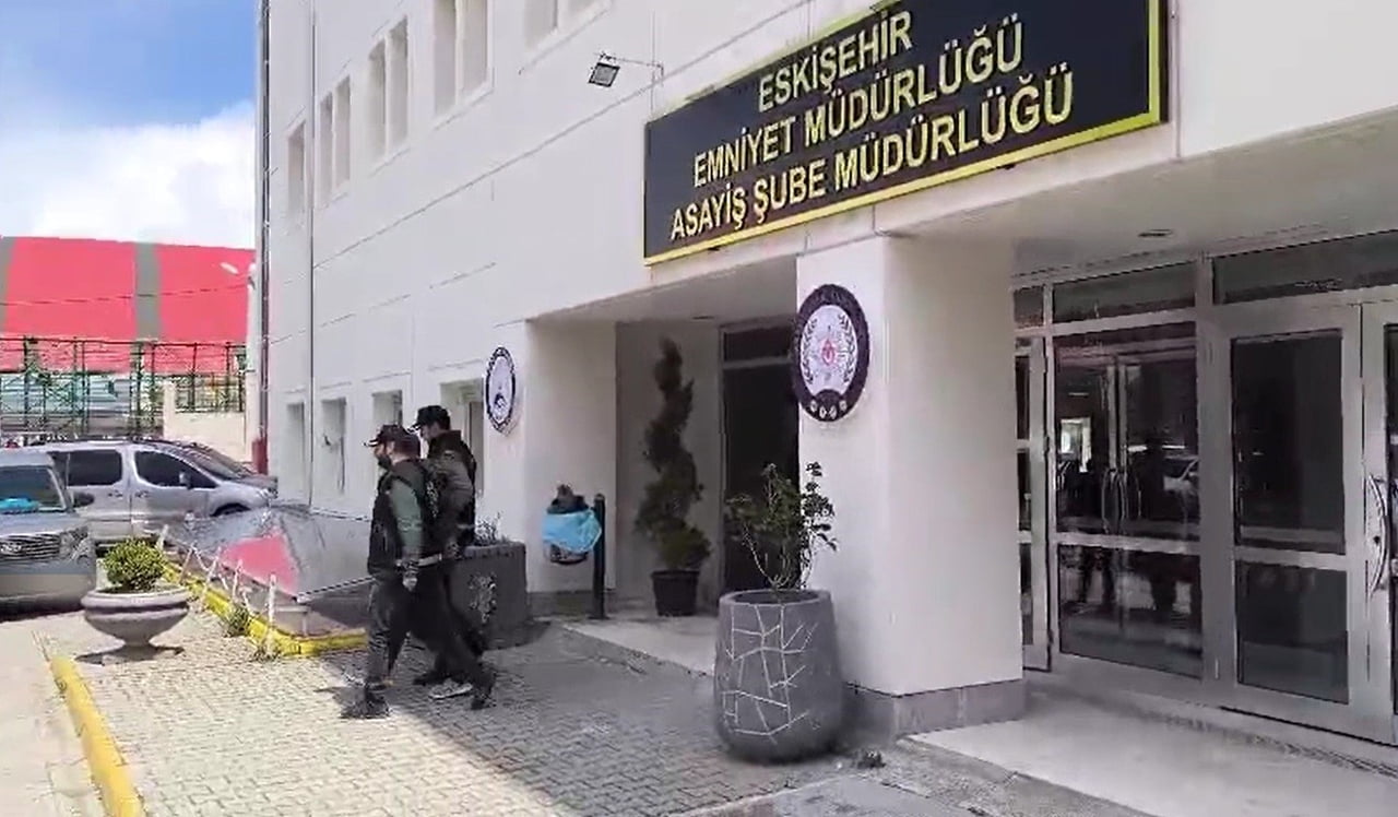 ESKİŞEHİR’DE ÇANTA GASPI YAPAN ŞAHISIN SOSYAL MEDYA PAYLAŞIMLARINDAN BULUNDUĞU CAMİİ TESPİT...