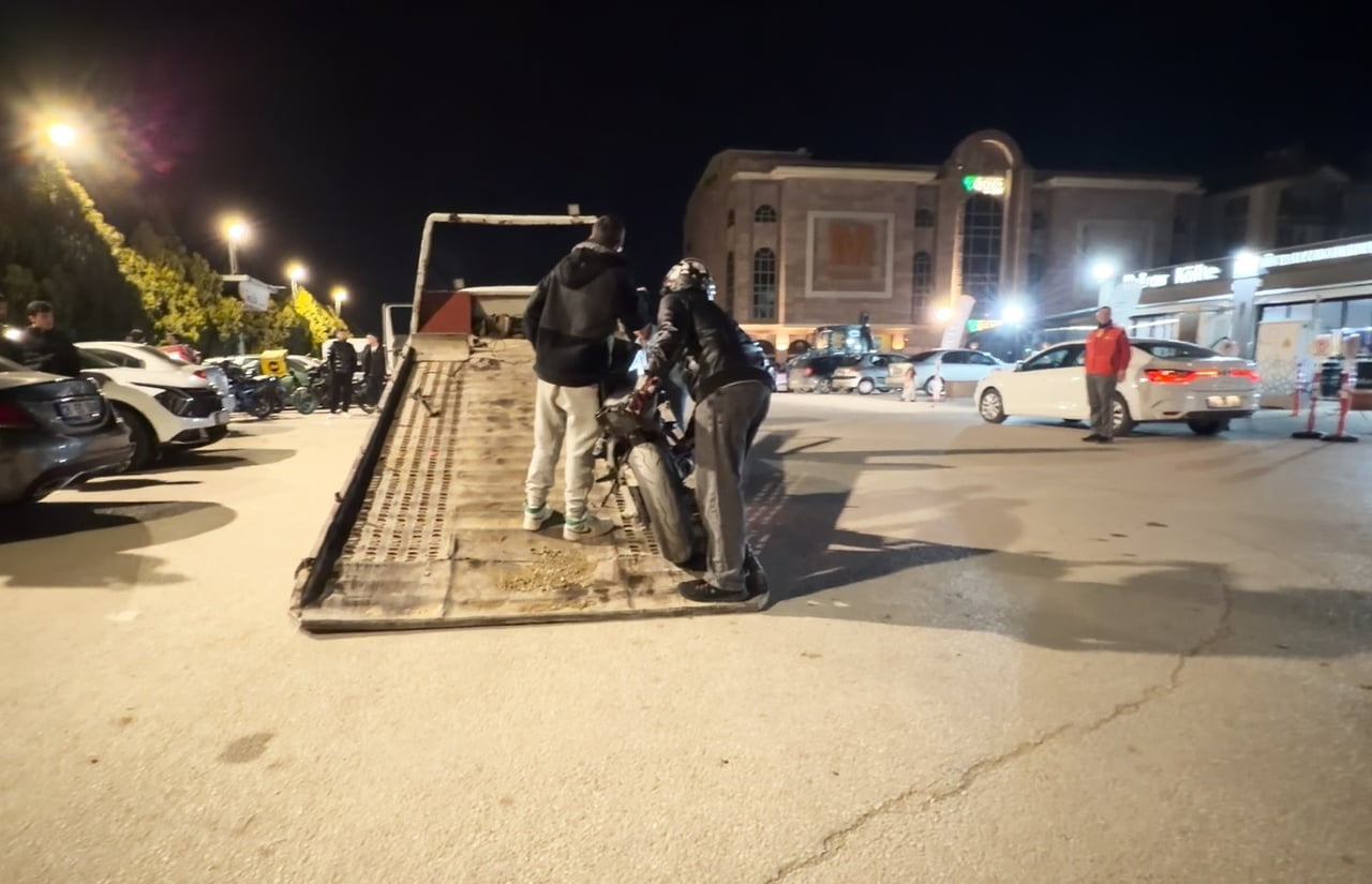 ESKİŞEHİR’DE EHLİYETİ YETERSİZ OLAN, PLAKASI VE AYNASI OLMAYAN MOTOSİKLETİ BAĞLANAN SÜRÜCÜ, 58 BİN...