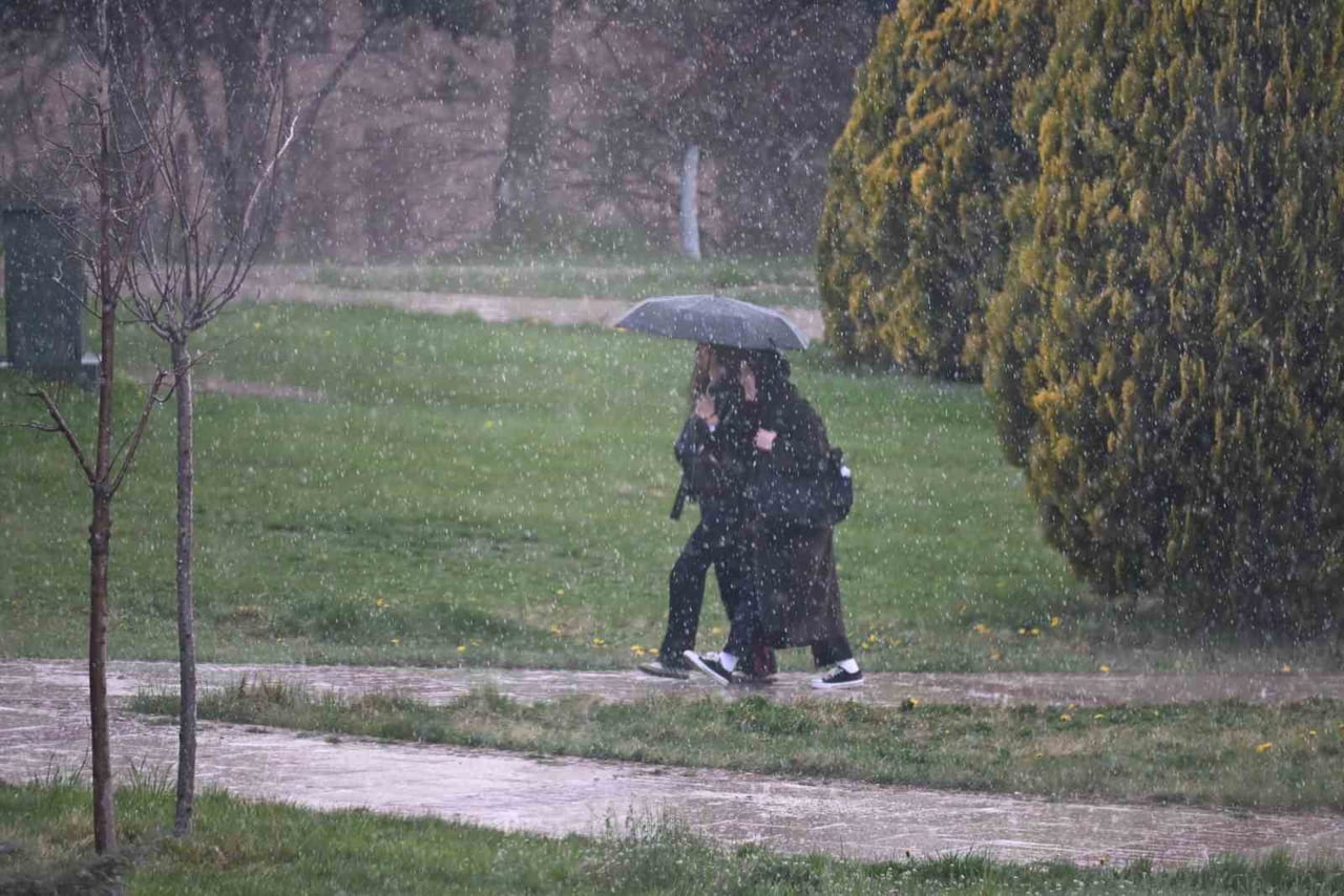 ESKİŞEHİR’DE ETKİLİ OLAN NİSAN YAĞMURLARI, ANADOLU ÜNİVERSİTESİ'NDE RENKLİ GÖRÜNTÜLER...