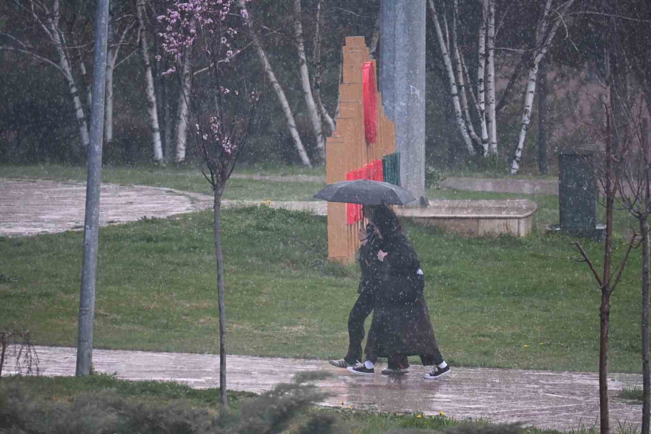 ESKİŞEHİR’DE ETKİLİ OLAN NİSAN YAĞMURLARI, ANADOLU ÜNİVERSİTESİ'NDE RENKLİ GÖRÜNTÜLER...