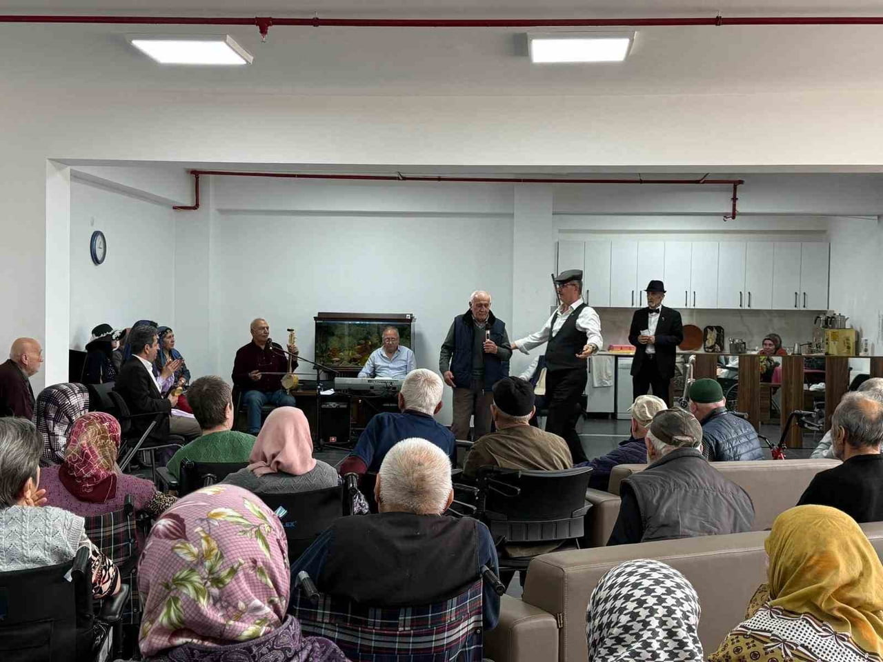 ESKİŞEHİR’DE FETHİ YILMAZ SEZER HUZUREVİ'NDE KONAKLAYAN YAŞLILAR İÇİN TİYATRO GÖSTERİSİ...