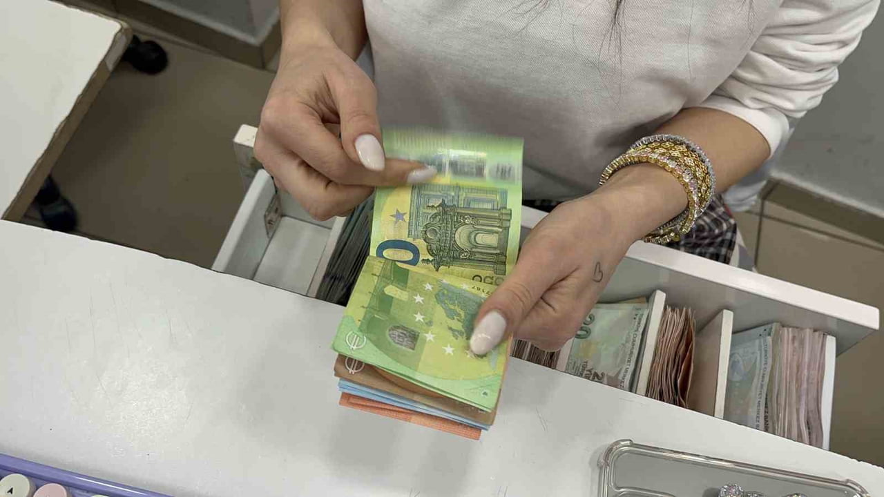 ESKİŞEHİR’DE İDDİAYA GÖRE BİR DÖVİZ BÜROSUNA GİDİP 400 EURO BOZDURMAK İSTEYEN VE 500 EURO’NUN TL...