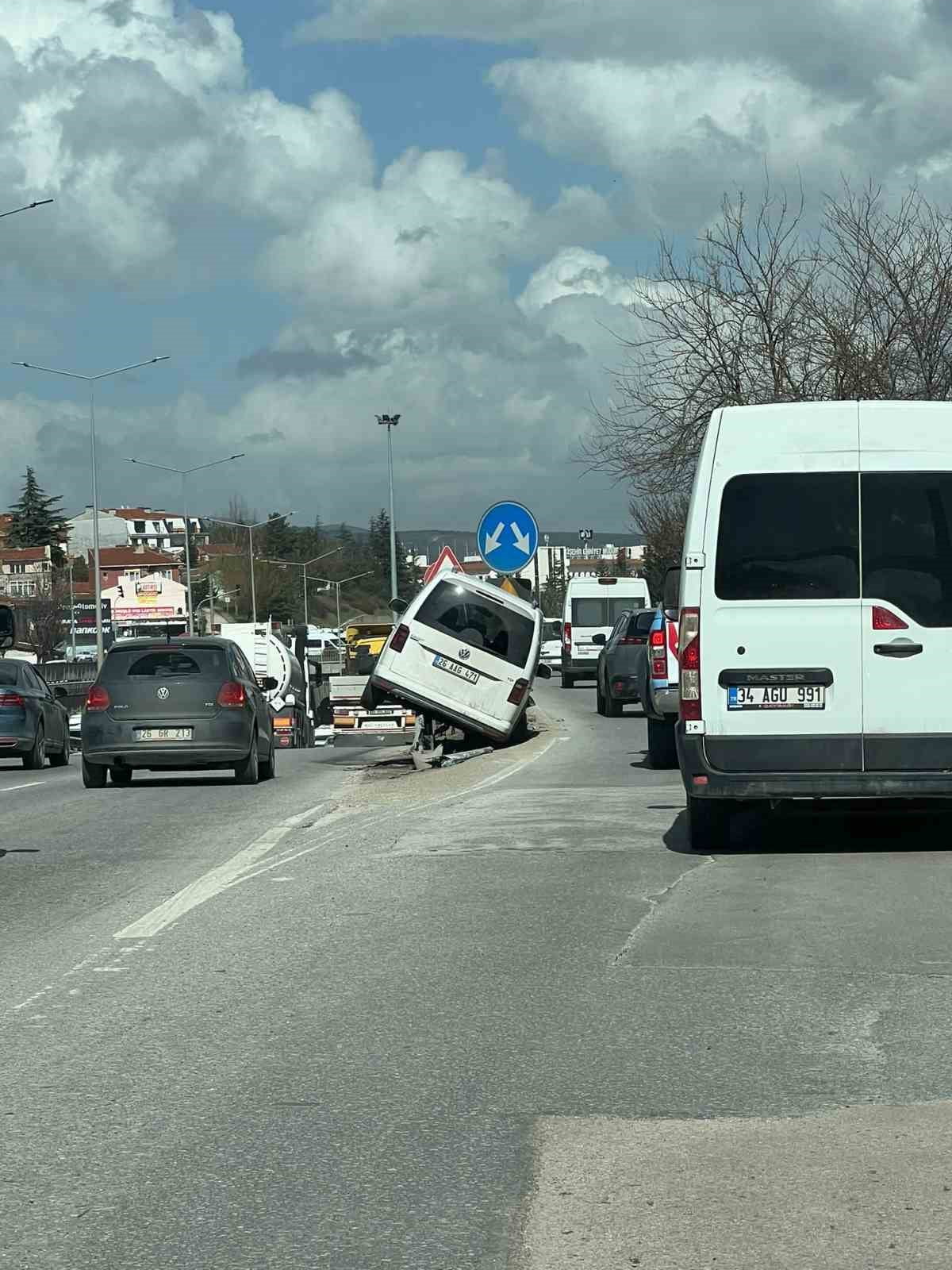 ESKİŞEHİR’DE MEYDANA GELEN TRAFİK KAZASINDA, BİR HAFİF TİCARİ ARAÇ BARİYERLERİN ÜZERİNDE ASILI...