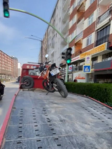 ESKİŞEHİR’DE MOTOSİKLETİNİN ÖNÜNÜ KALDIRARAK SOSYAL MEDYADA PAYLAŞIM YAPAN ŞAHSIN GÖRÜNTÜLERİNİ...