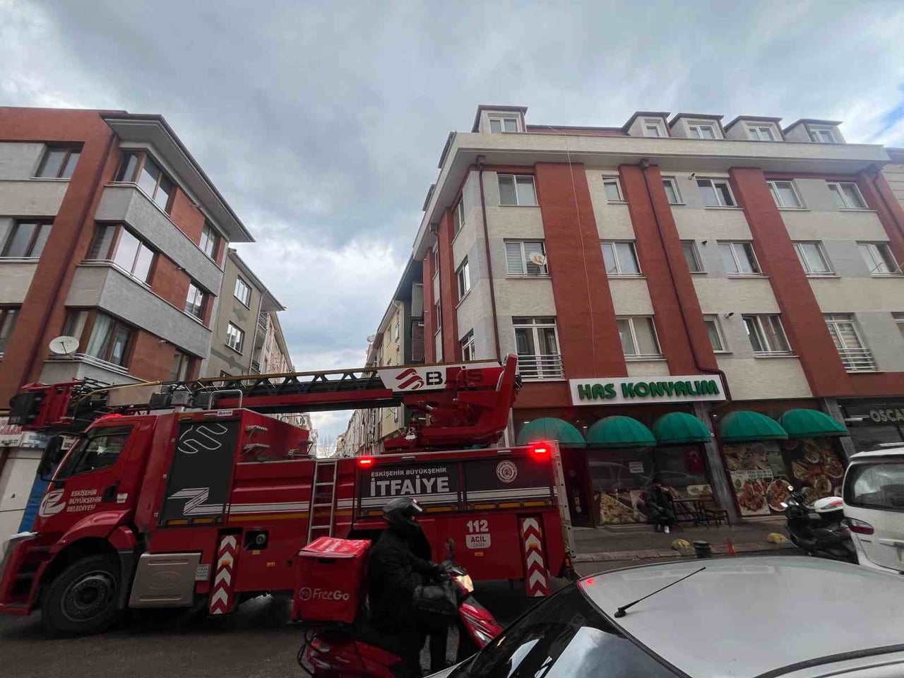 ESKİŞEHİR’DE PİDE SALONUNUN BACASINDA ÇIKAN YANGIN KORKUTURKEN, İTFAİYENİN HIZLI MÜDAHALESİYLE...