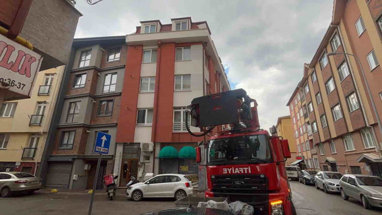 ESKİŞEHİR’DE PİDE SALONUNUN BACASINDA ÇIKAN YANGIN KORKUTURKEN, İTFAİYENİN HIZLI MÜDAHALESİYLE...