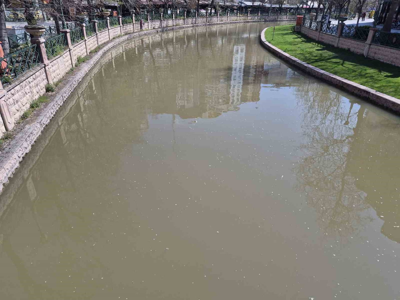 ESKİŞEHİR’DE YAĞIŞ SONRASI KAHVERENGİ TONUNA BÜRÜNEN PORSUK ÇAYI İLGİNÇ GÖRÜNTÜ...