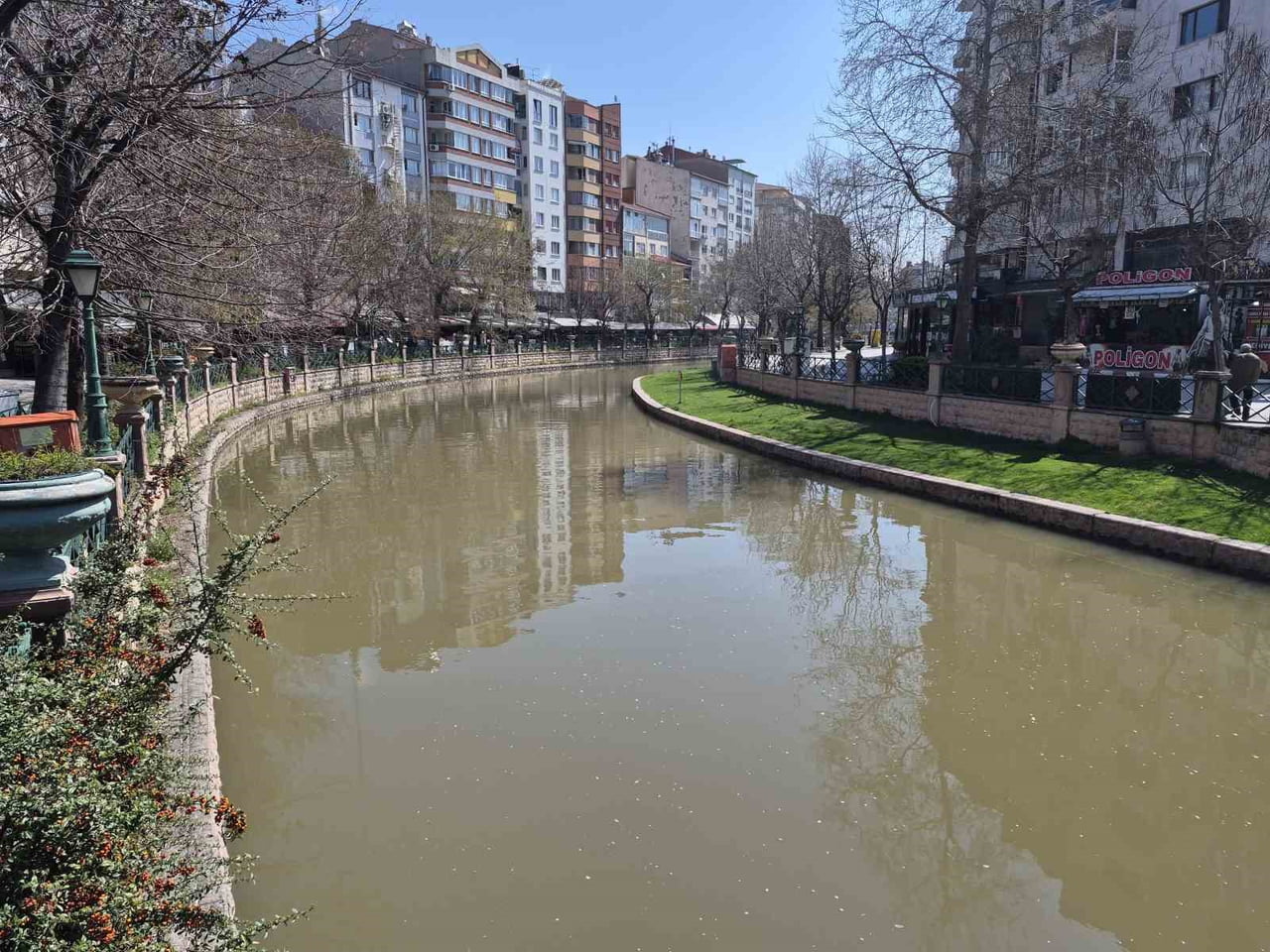 ESKİŞEHİR’DE YAĞIŞ SONRASI KAHVERENGİ TONUNA BÜRÜNEN PORSUK ÇAYI İLGİNÇ GÖRÜNTÜ...