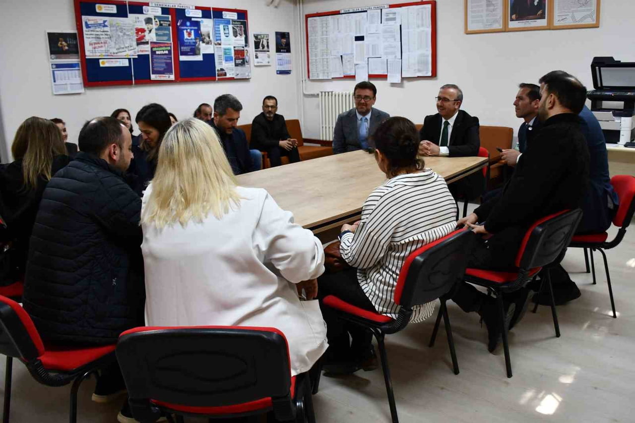 ESKİŞEHİR İL MİLLÎ EĞİTİM MÜDÜRÜ SİNAN AYDIN, ŞEHİT MUSTAFA TÜRKER İLKOKULU'NDA ÖĞRETMENLERLE BİR...