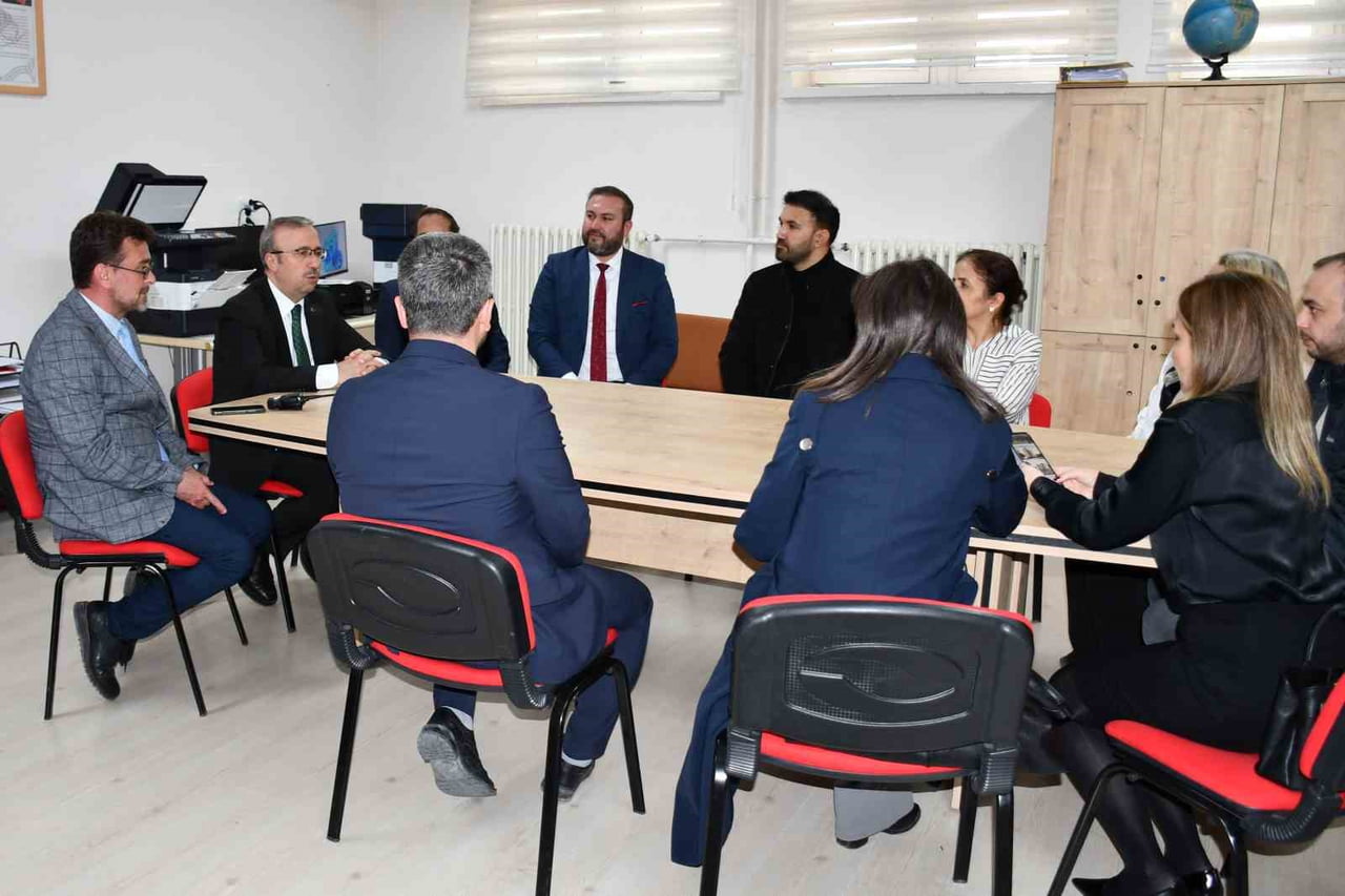 ESKİŞEHİR İL MİLLÎ EĞİTİM MÜDÜRÜ SİNAN AYDIN, ŞEHİT MUSTAFA TÜRKER İLKOKULU'NDA ÖĞRETMENLERLE BİR...