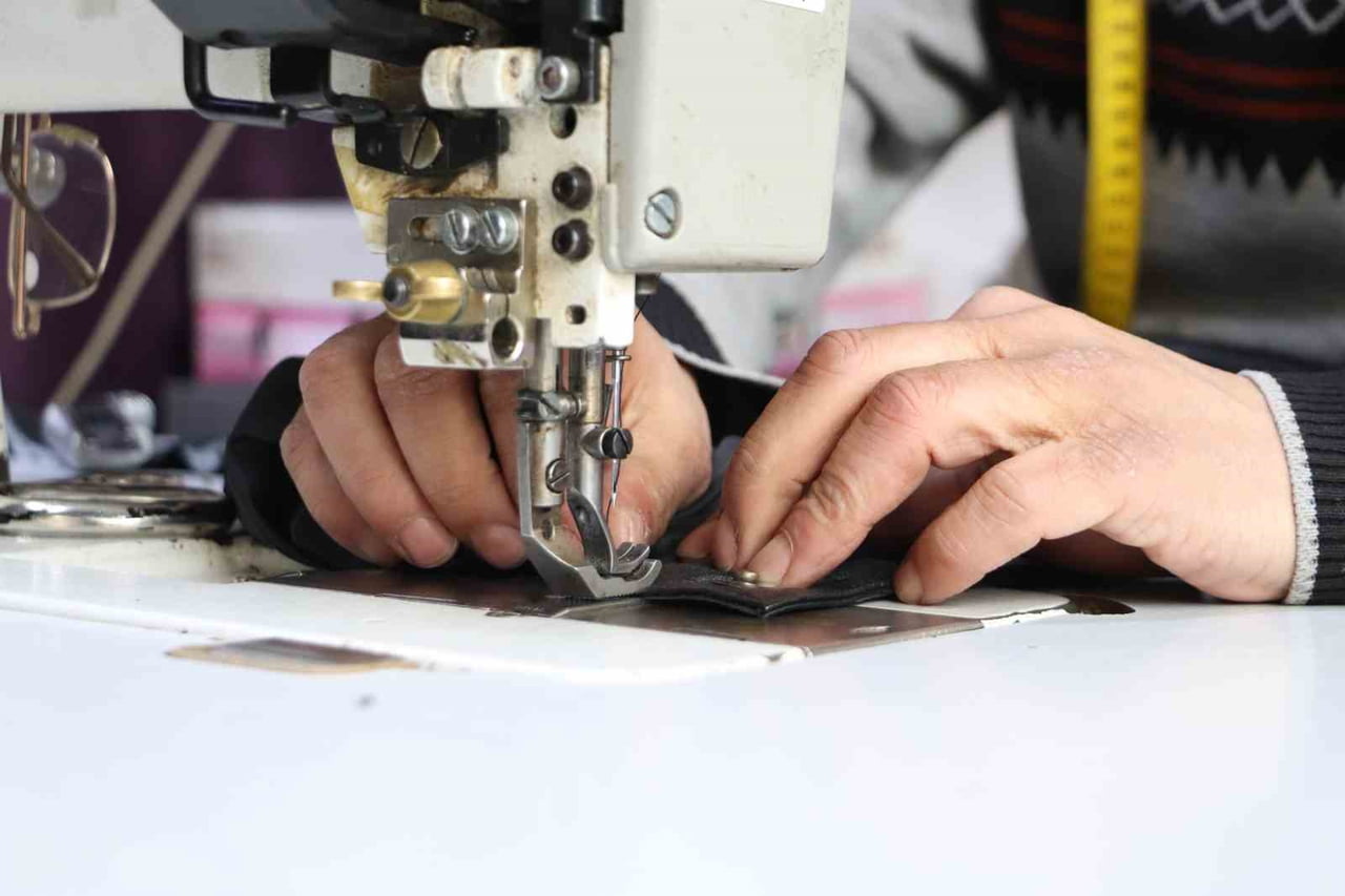 ESKİŞEHİR’İN EN GENÇ DERİ USTALARINDAN BİRİ OLAN MELİH GARİP, 7 YAŞINDA BABASININ YANINDA ADIM...