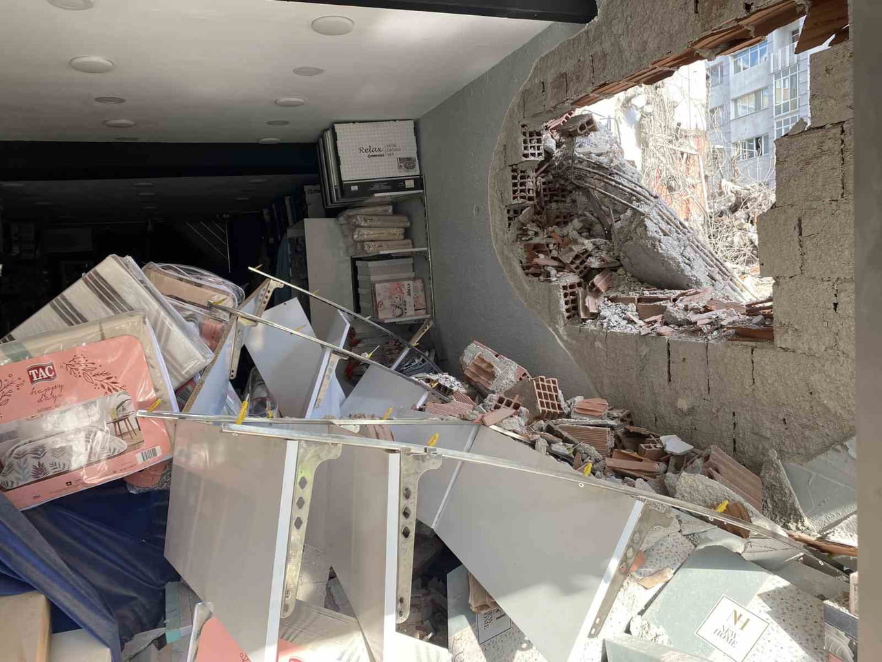 ESKİŞEHİR’İN EN İŞLEK CADDELERİNDEN BİRİNDE GERÇEKLEŞTİRİLEN BİNA YIKIMI, BÖLGE ESNAFINI İSYAN...