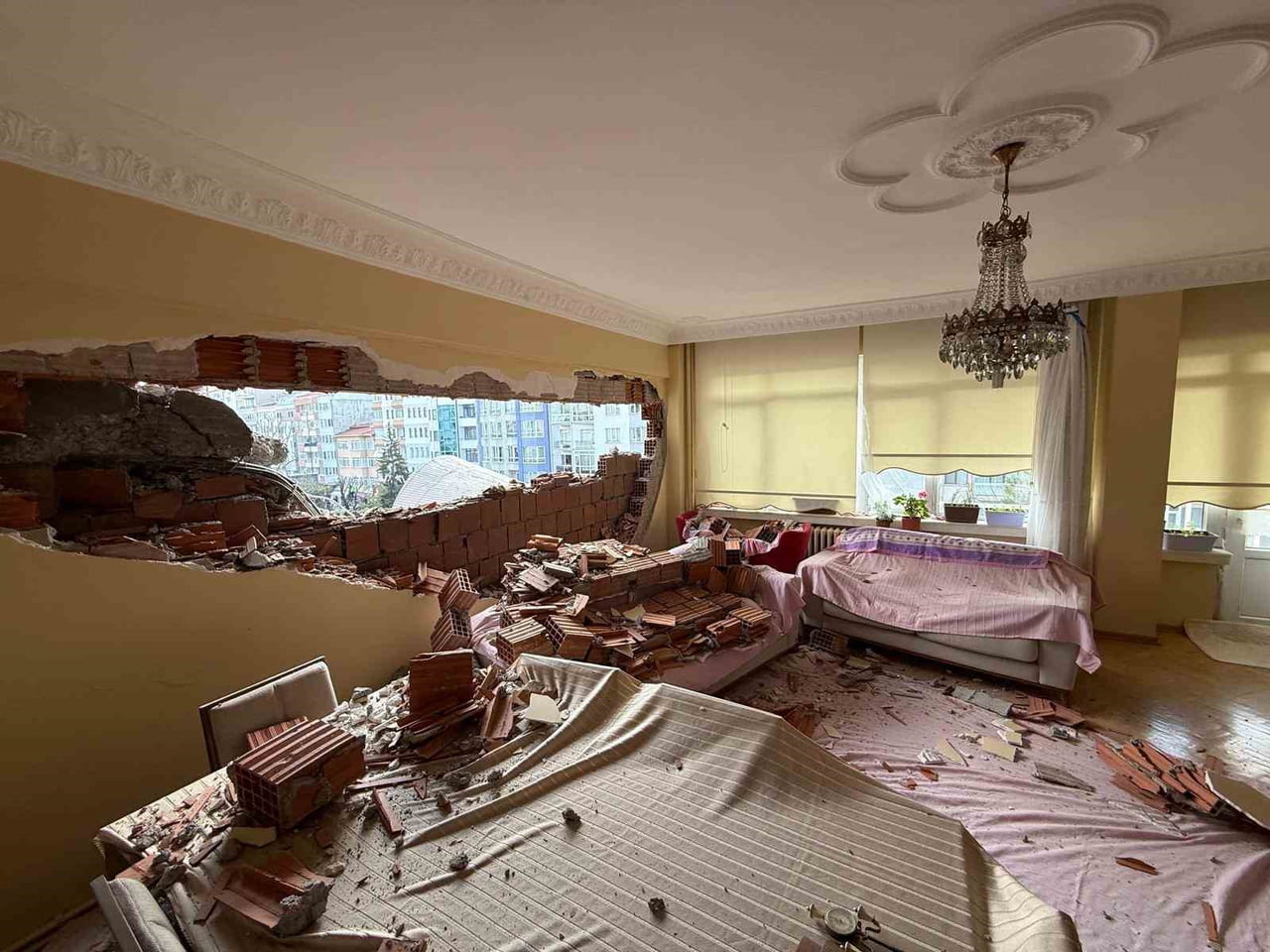 ESKİŞEHİR’İN EN İŞLEK CADDELERİNDEN BİRİNDE GERÇEKLEŞTİRİLEN BİNA YIKIMI, BÖLGE ESNAFINI İSYAN...