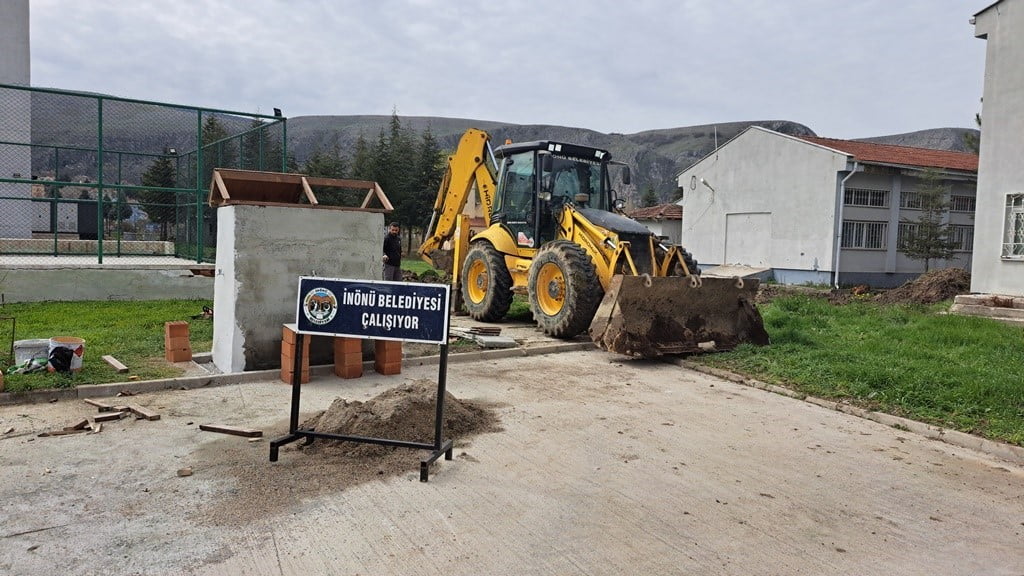 ESKİŞEHİR’İN KÜTAHYA İLE BİLECİK’E KOMŞU OLAN İNÖNÜ İLÇESİNDE BELEDİYE EKİPLERİNİN ÇALIŞMALARI HIZ...