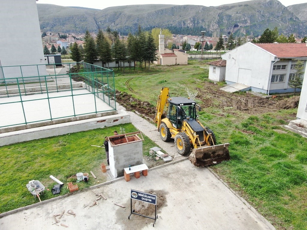 ESKİŞEHİR’İN KÜTAHYA İLE BİLECİK’E KOMŞU OLAN İNÖNÜ İLÇESİNDE BELEDİYE EKİPLERİNİN ÇALIŞMALARI HIZ...