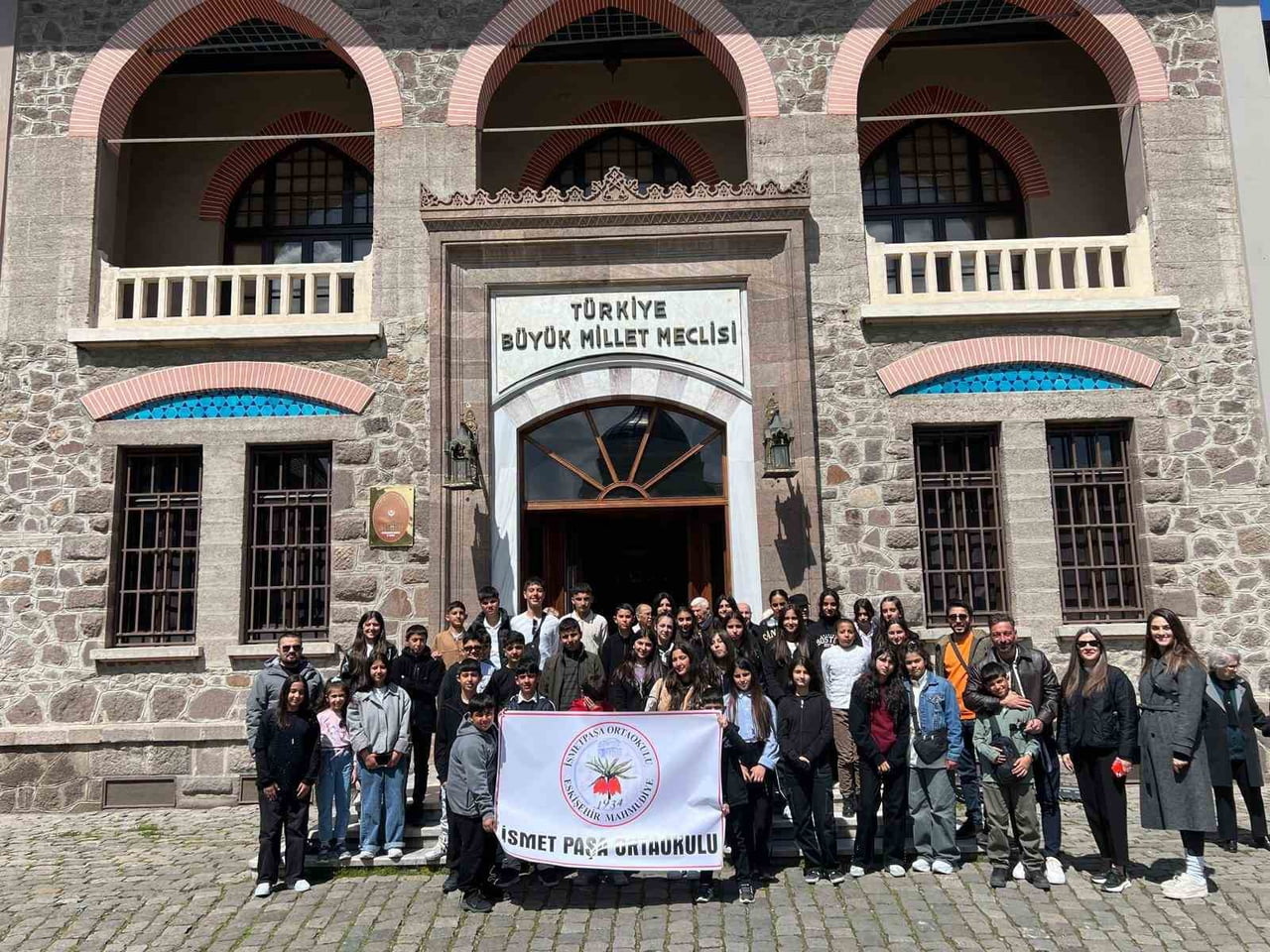 ESKİŞEHİR MAHMUDİYE İLÇESİNDE EĞİTİM GÖREN İSMETPAŞA ORTAOKULU ÖĞRENCİLERİ, "KUCAK DOLUSU...