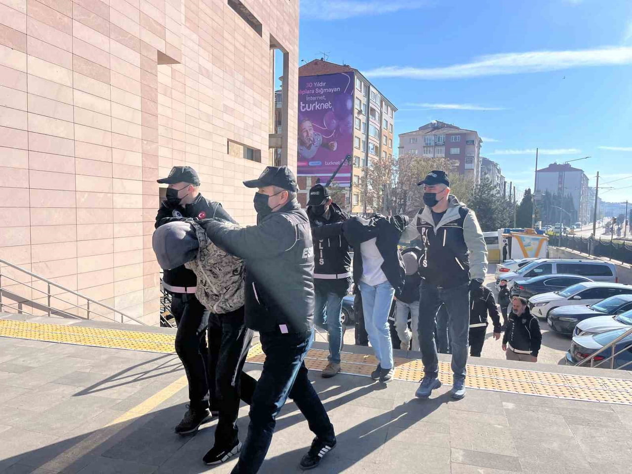 ESKİŞEHİR MERKEZLİ 6 İLDE YAPILAN UYUŞTURUCU OPERASYONLARINDA YAKALANAN 20 ŞÜPHELİDEN 14’Ü...