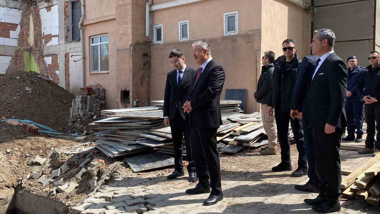 ESKİŞEHİR VALİSİ DR. ERDİNÇ YILMAZ, ALPU İLÇESİNDE GERÇEKLEŞTİRDİĞİ ZİYARETLER KAPSAMINDA HEM...