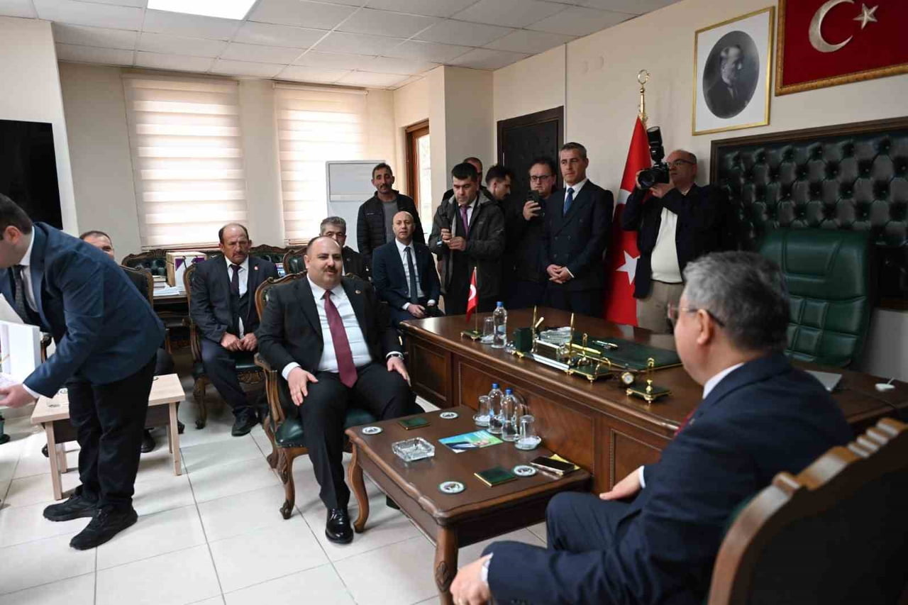 ESKİŞEHİR VALİSİ DR. ERDİNÇ YILMAZ, İNÖNÜ BELEDİYE BAŞKANI SERHAT HAMAMCI’YI MAKAMINDA ZİYARET...