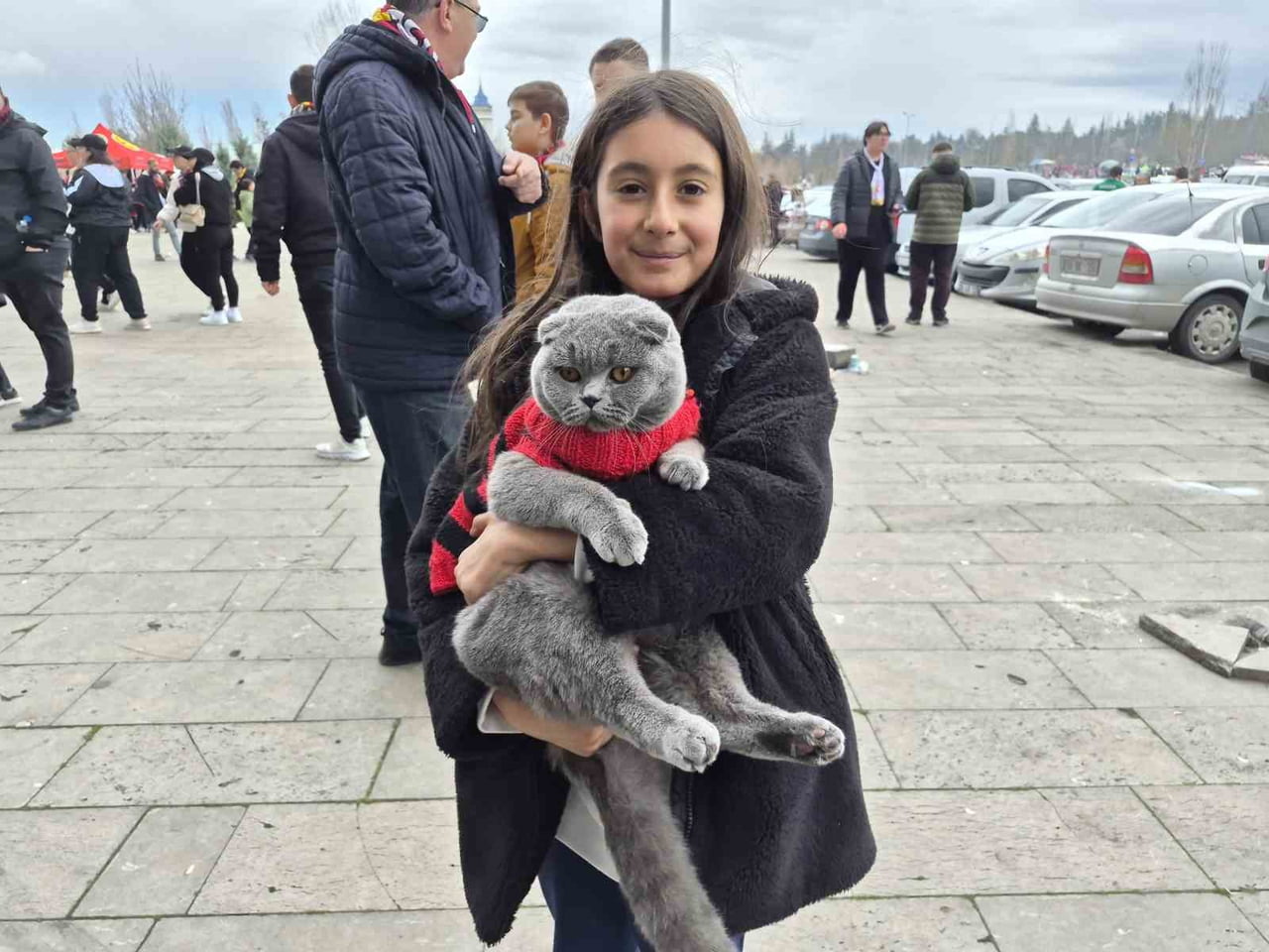 ESKİŞEHİRSPOR TARAFTARI ARİFE MASAL SARITAŞ, KÜTAHYASPOR MAÇINA SİYAH-KIRMIZILI GİYDİRDİĞİ KEDİSİ...