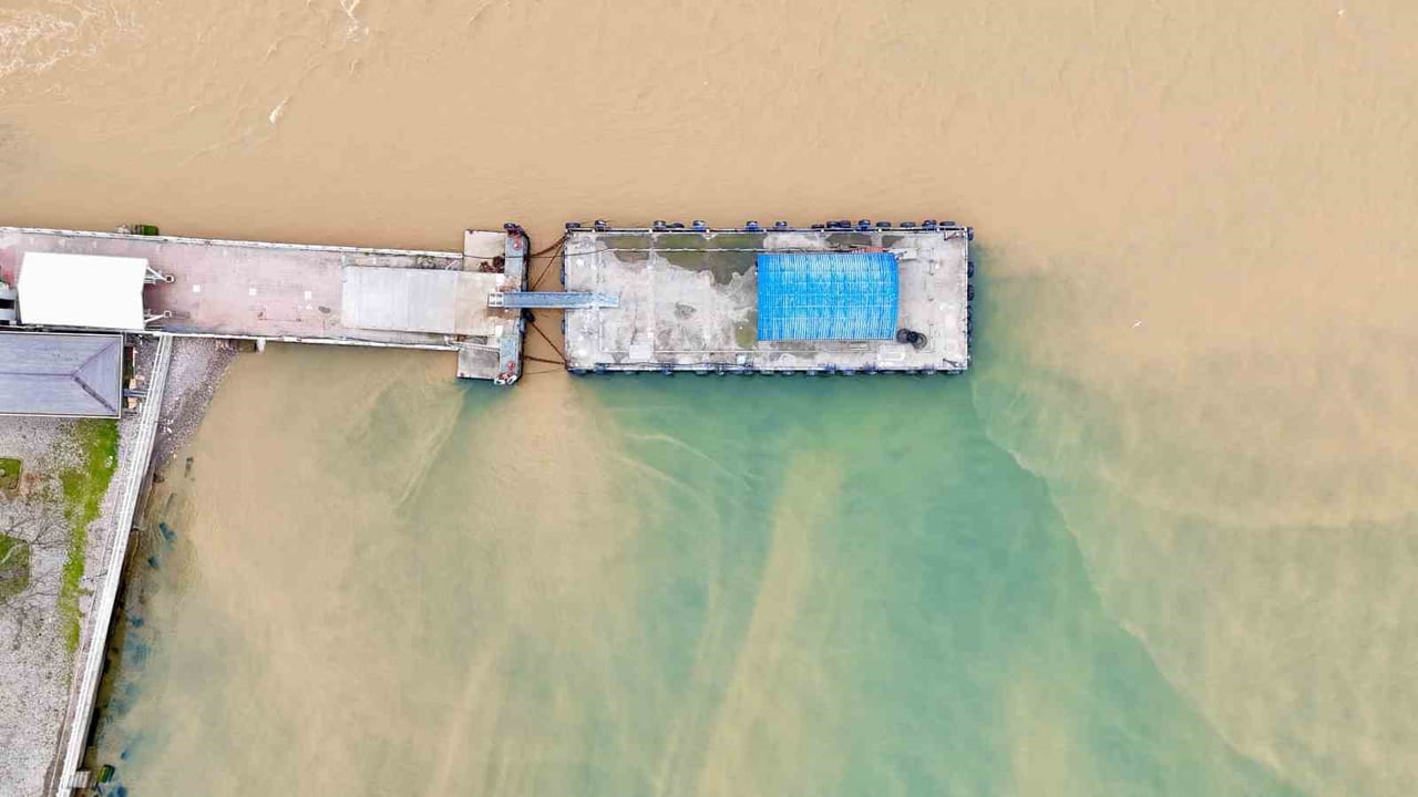 ETKİLİ OLAN SAĞANAĞIN ARDINDAN DERELERDEN İZMİT KÖRFEZİ'NE AKAN ÇAMURLU SULAR, DENİZİN BİR...