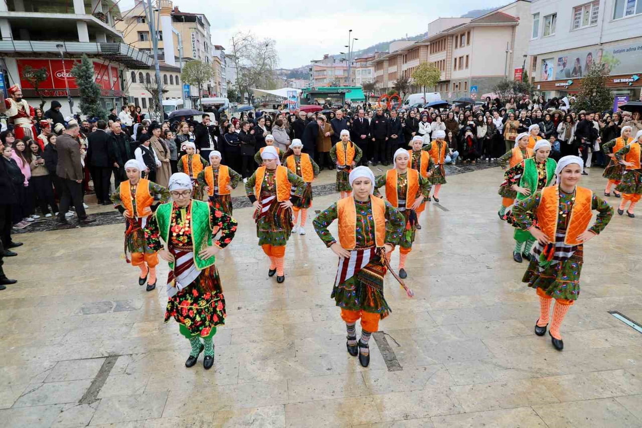 ETKİNLİK, MEYDANDA SERGİLENEN FOLKLOR GÖSTERİSİ İLE SONA ERDİ.