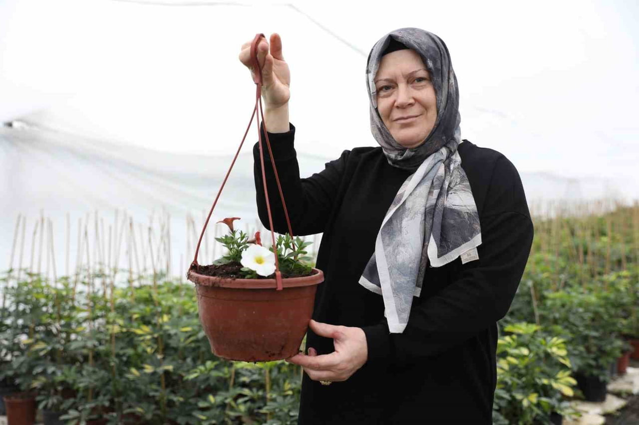 EV HANIMIYKEN SAMSUN BÜYÜKŞEHİR BELEDİYESİ’NDEN ALDIĞI DESTEK İLE SÜS BİTKİLERİ SERASI KURAN 50...