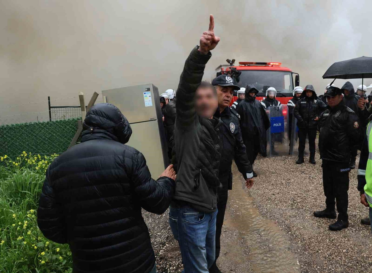 EVİNİ ATEŞE VERİP YIKIMA ENGEL OLMAYA ÇALIŞAN VATANDAŞ POLİS EKİPLERİNCE GÖZALTINA...