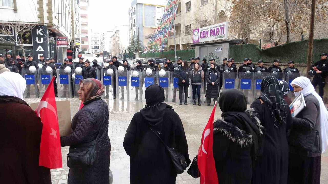 EVLAT NÖBETİNDEKİ VANLI ANNE NAZLI SANCAR, DAĞDAKİ ÇOCUKLARA SESLENEREK, "SİZ BU BAYRAĞIN ALTINDA...