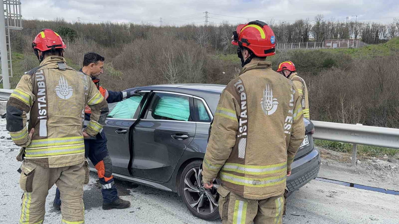 EYÜPSULTAN'DA HAFRİYAT KAMYONUNA ARKADAN ÇARPAN OTOMOBİL HURDAYA DÖNERKEN, KAZADA 1 KİŞİ...