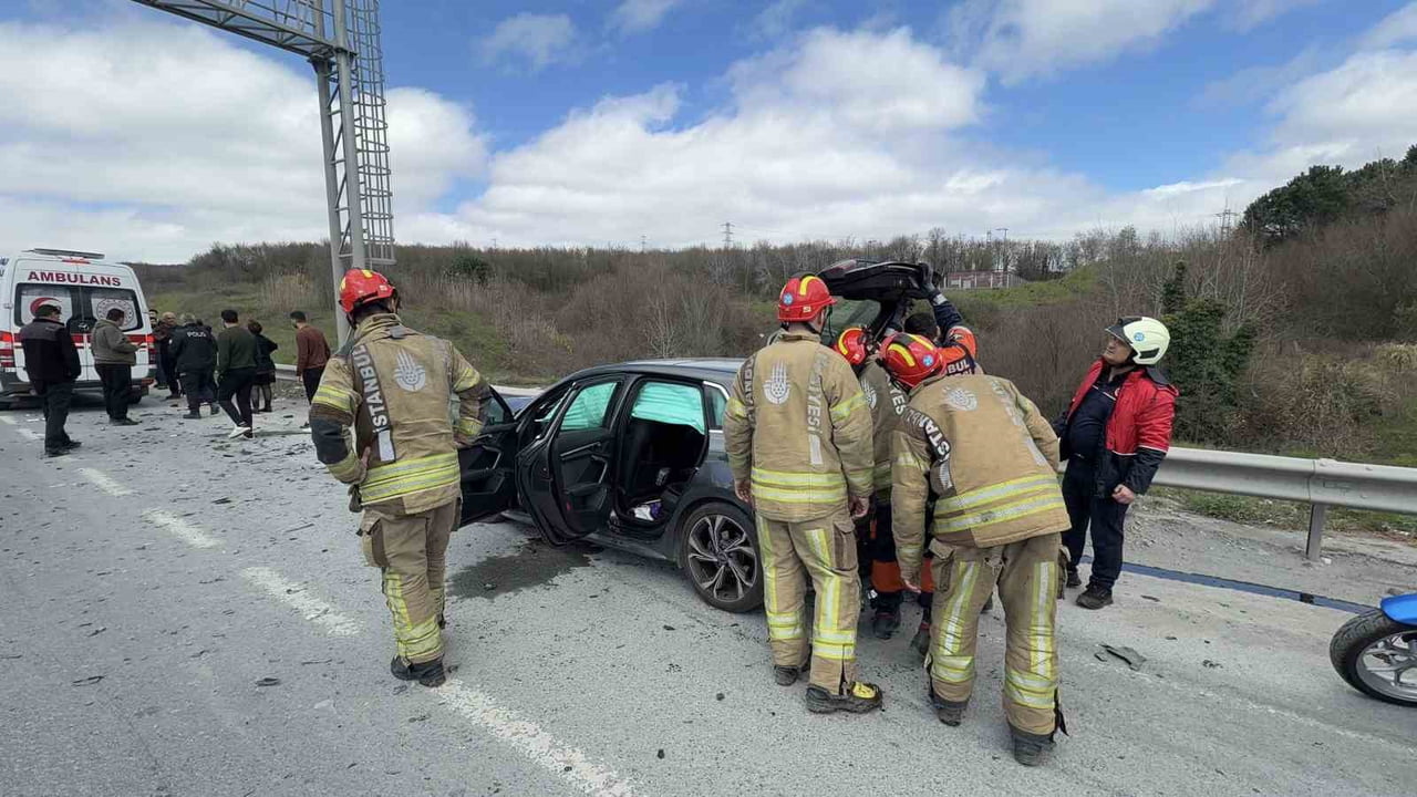 EYÜPSULTAN'DA HAFRİYAT KAMYONUNA ARKADAN ÇARPAN OTOMOBİL HURDAYA DÖNERKEN, KAZADA 1 KİŞİ...