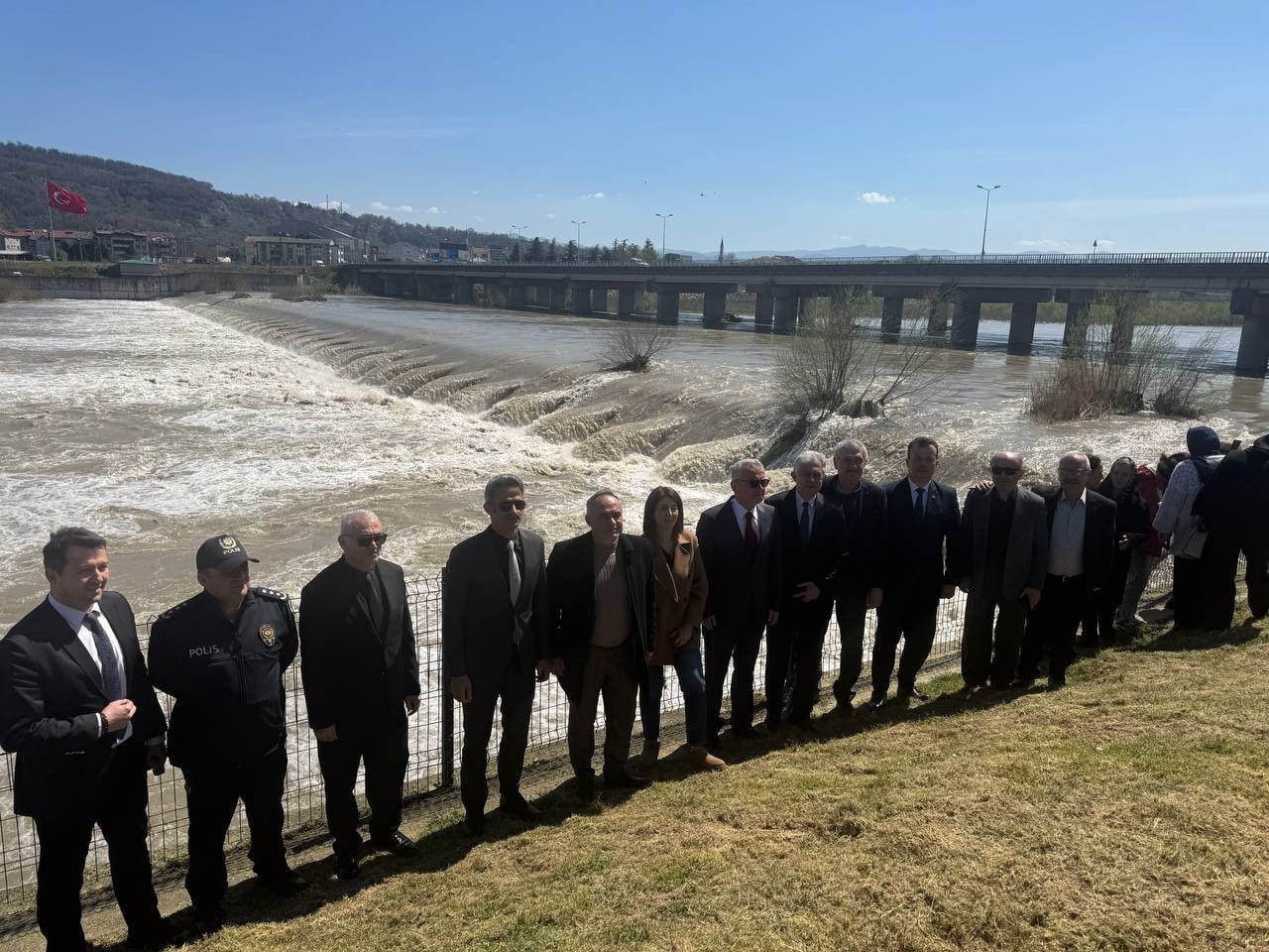 FACİANIN 13’ÜNCÜ YILDÖNÜMÜNDE HAYATINI KAYBEDENLER İÇİN ANMA TÖRENİ DÜZENLENDİ.