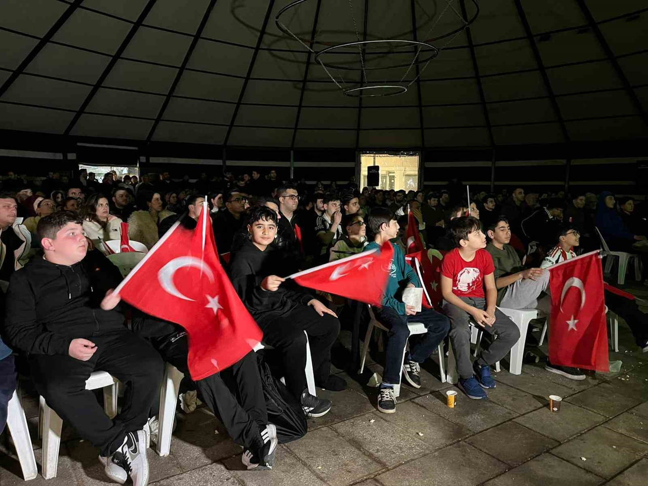 FATİH'TE, A MİLLİ TAKIM'IN KOSOVA GALİBİYETİ COŞKUYLA KUTLANDI
