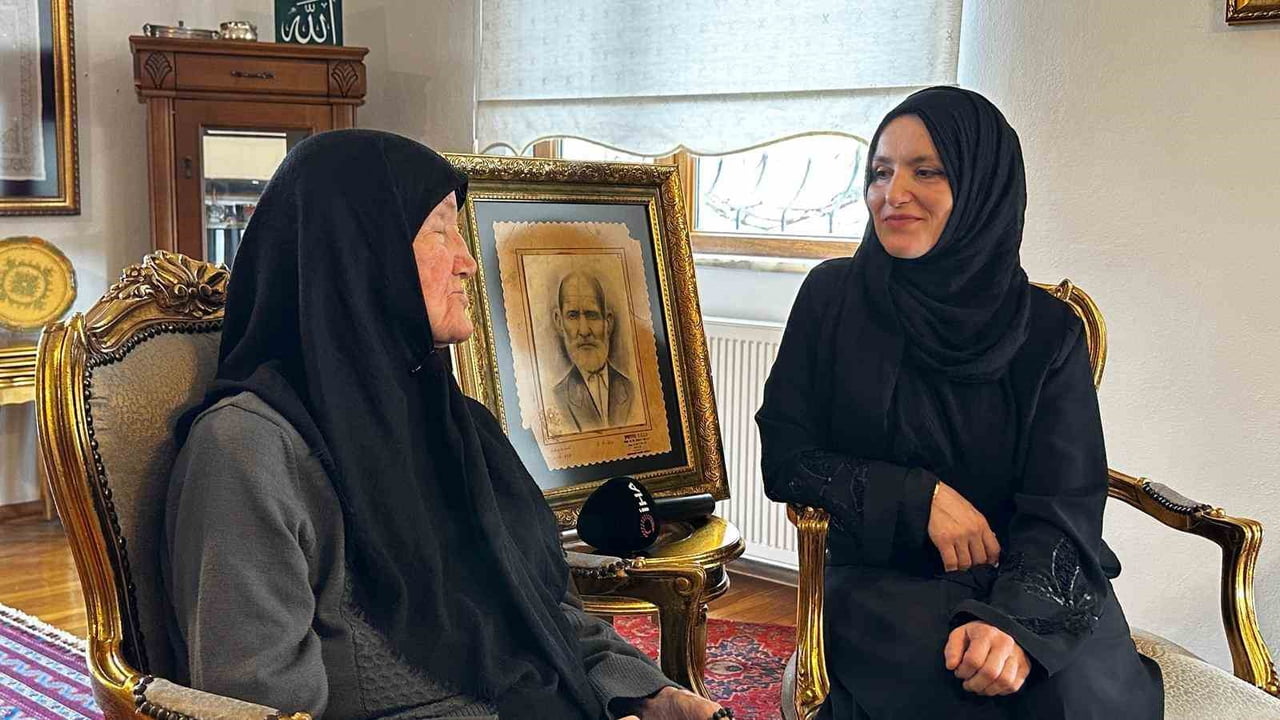 FATMA FAZLIOĞLU (SOLDA) VE ELİF DESTECİ (SAĞDA)