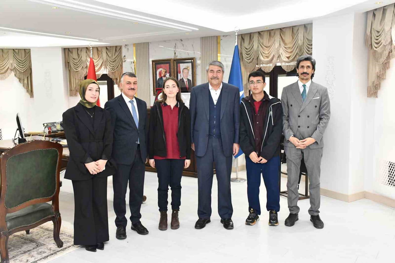 FEN LİSESİ ÖĞRENCİLERİNDEN BAŞKAN TAŞKIN'A ZİYARET.