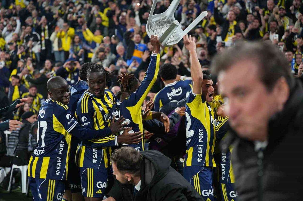 FENERBAHÇE'DE FUTBOLCULAR VE TEKNİK HEYET, BEŞİKTAŞ DERBİSİNİN ARDINDAN GALİBİYETİ TARAFTARIYLA...